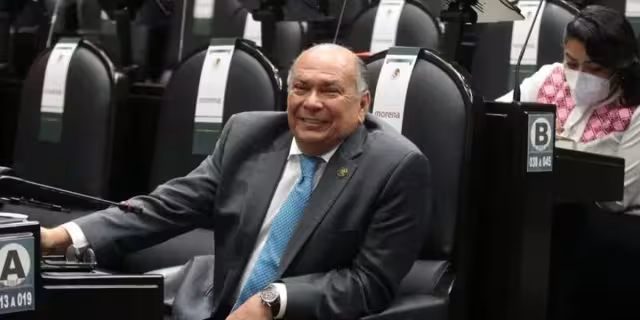 Antonio Pérez, papá del “Checo”, promociona la Fórmula 1 en playas de Cancún,