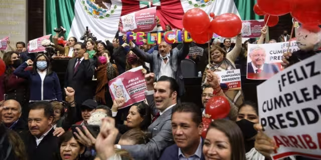Diputados de Morena y aliados celebran cumpleaños de AMLO con pastel y mañanitas