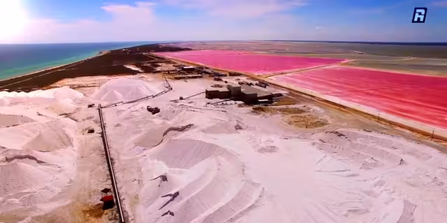 Las Coloradas y parte de sus instalaciones en Yucatán. Foto: Lascoloradas