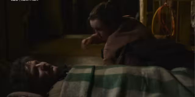 Joel intenta recuperarse mientras Ellie intenta ayudarlo a sobrevivir. foto: Especial