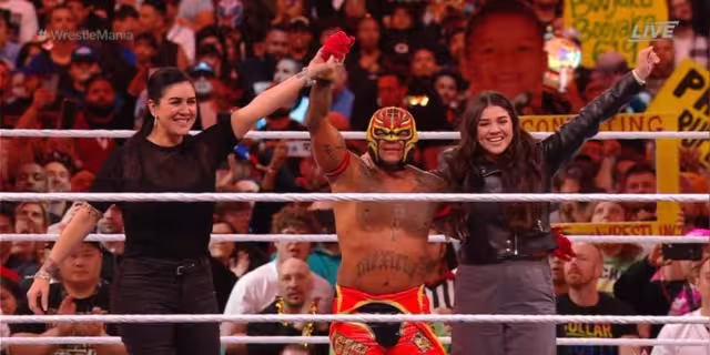 Bad Bunny llega a la WWE y ayuda al Rey Misterio a coronarse campeón