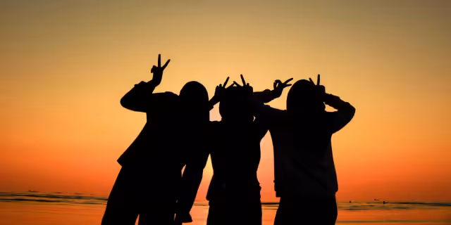 La amistad da a esos "hermanos" por elección, te dejamos unas opciones para que lo celebres este 14 de febrero. Foto: Especial