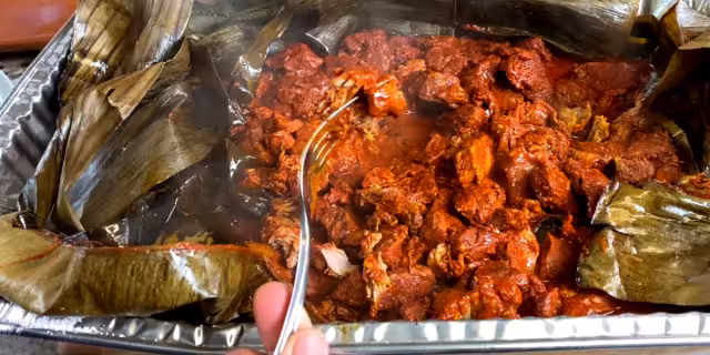 Cochinita preparada en horno de estufa. Foto: Youtube Sabor en la cocina