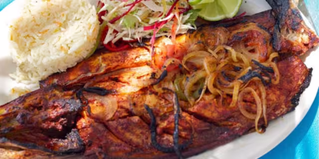 El pescado a la barbacoa es un platillo tradicional que se puede encontrar en Cancún. Foto: Especial