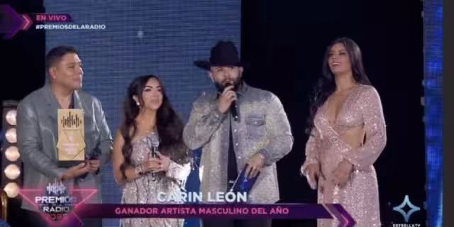 Carín León subió al escenario a cantar y a recibir varios premios. Foto Especial