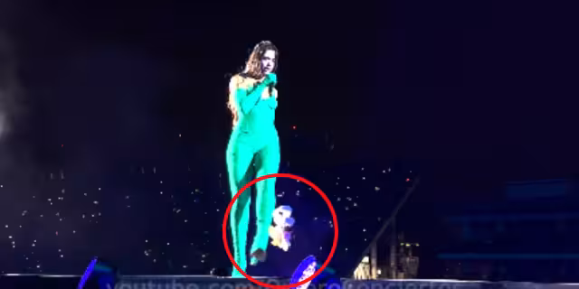 El momento exacto donde el Dr. Simi salió disparado del escenario. Foto: Especial