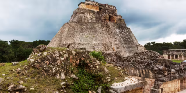 Un enano que nació de un huevo creó la pirámide de Uxmal. Foto: Especial