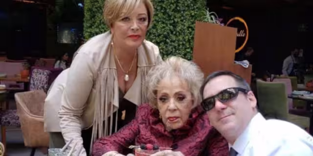 Luis Enrique junto a su madre y su hermana Sylvia Pasquel. Foto: Especial