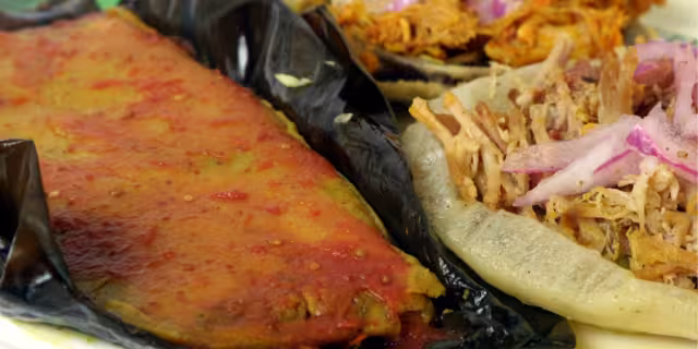 Tamales y panuchos no pueden faltar. Foto: Especial