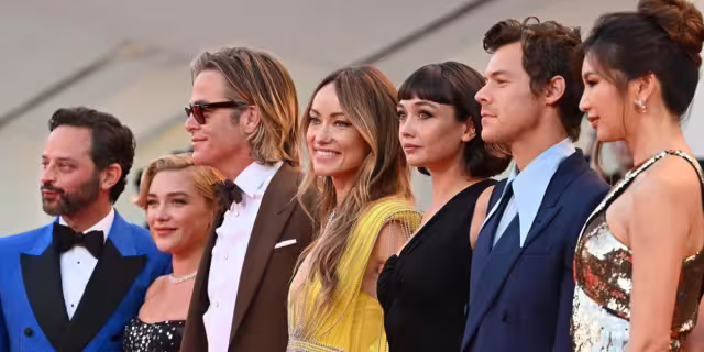El elenco de su nueva película, donde Harry Styles, su novio, es protagonista.