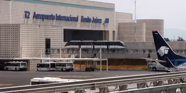 El operativo de desalojo en el aeropuerto de la Ciudad de México contra los extrabajadores de Mexicana de Aviación ocurrió este viernes