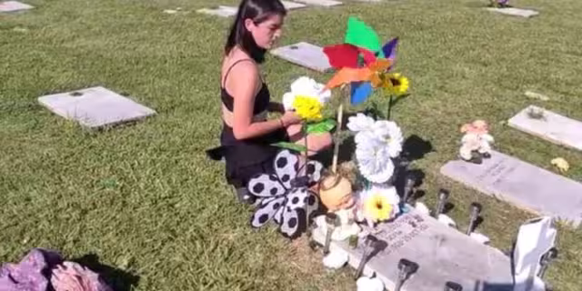 La exprometida en la tumba de Octavio Ocaña. Foto: Milenio