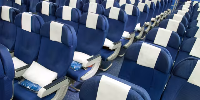 ¿Eres de los que reclina el asiento para descansar? Te tenemos malas noticias. Foto:Especial