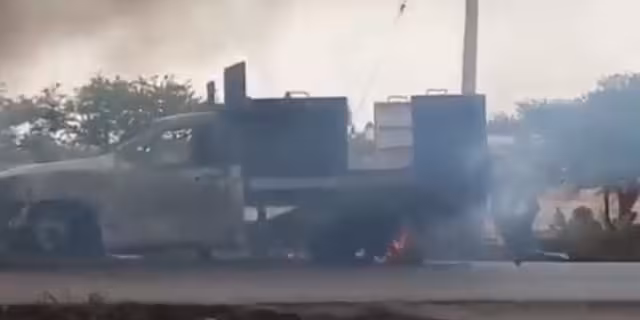 Al menos 10 vehículos fueron incendiados para bloquear la carretera
