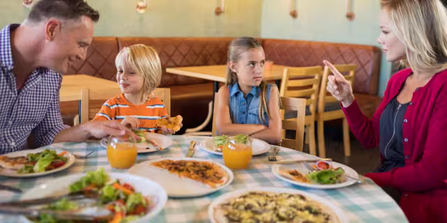 Las familias con niños están molestas por la medida en algunos lugares. Foto: Especial