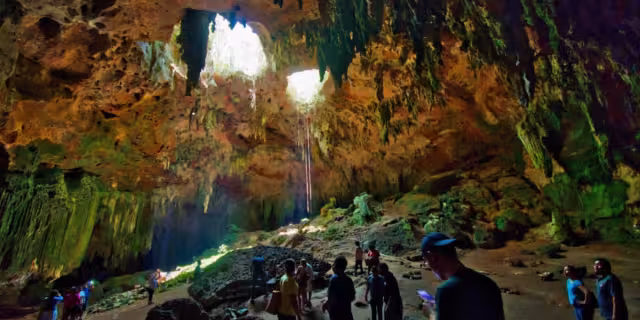 La caverna tiene una cavidad semi cerrada, donde la luz pasa y hace un efecto natural. Foto: Especial