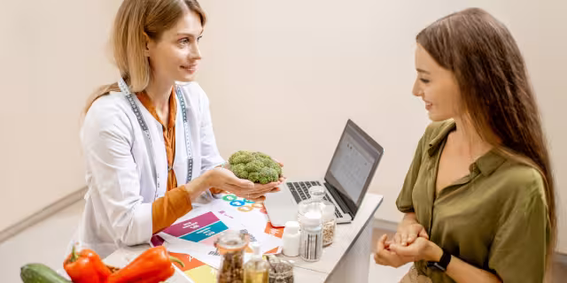 No olvides felicitar a esa nutrióloga o nutriólogo que conoces en su día. Foto: Especial