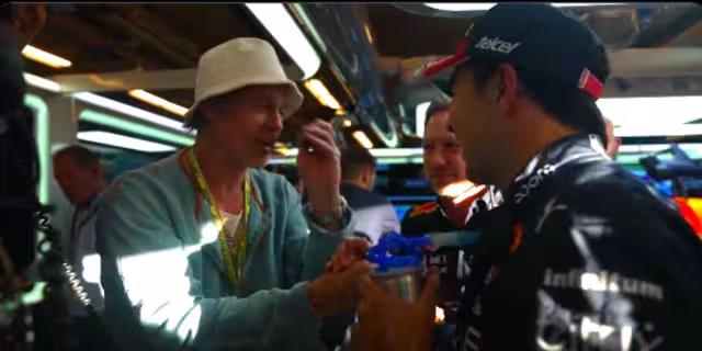 Checo y Pitt en el paddock de Red Bull. Foto: Especial