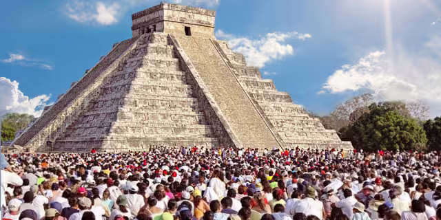 Miles de personas se reúnen cada año para recibir la primavera. Foto: Especial