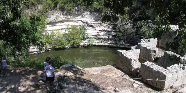 El cenote Sagrado solo se puede admirar desde arriba. Foto: Cortesía