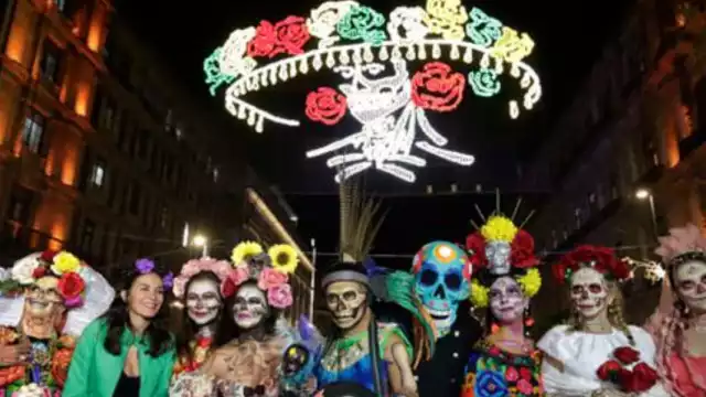 Este día el Zócalo se llenará de música y color, por el desfile de Día de Muertos, así como el concierto de Ángela Aguilar. Foto: Especial