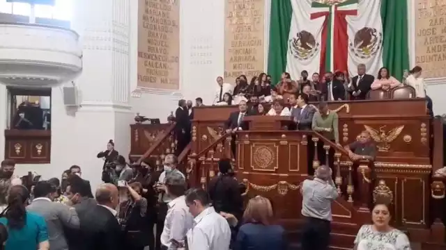 Los legisladores iniciaron la discusión a las 14:00 del jueves y prevén discutir más de mil reservas