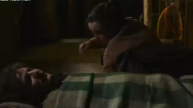 Joel intenta recuperarse mientras Ellie intenta ayudarlo a sobrevivir. foto: Especial