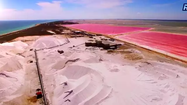 Las Coloradas y parte de sus instalaciones en Yucatán. Foto: Lascoloradas