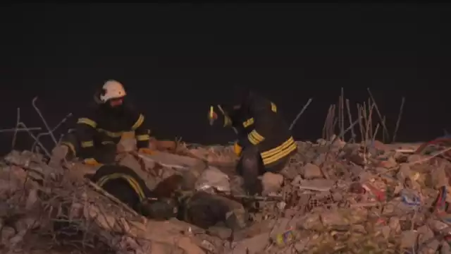 Los bomberos turcos siguen trabajando en remover escombros. Foto: Especial