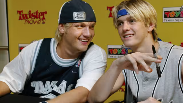 Aaron junto a su hermano Nick. Foto: Especial