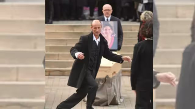 El viudo le bailó a su esposa antes de su entierro. Foto: Especial