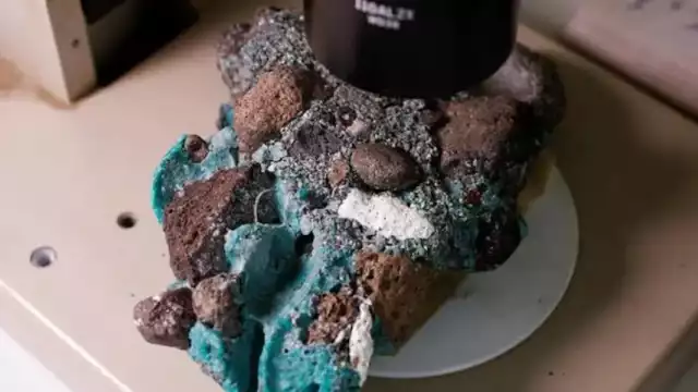 Así lucen las piedras de plástico encontradas en Brasil. Foto: Especial