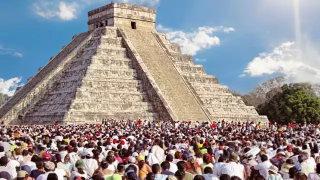 Miles de personas se reúnen cada año para recibir la primavera. Foto: Especial