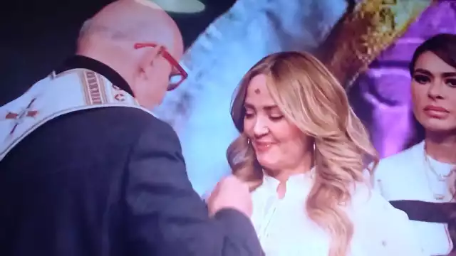 Andrea Legarreta recibiendo la ceniza. Foto: Especial