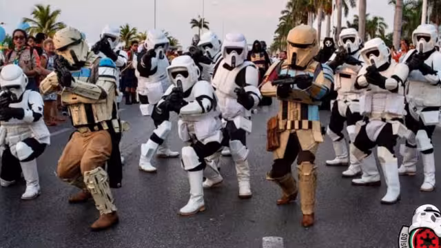 Pese al frío, el desfile inició con buen ánimo. Foto Especial