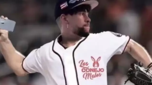 No se salvó de los memes ni de las críticas Bad Bunny. Foto: Especial