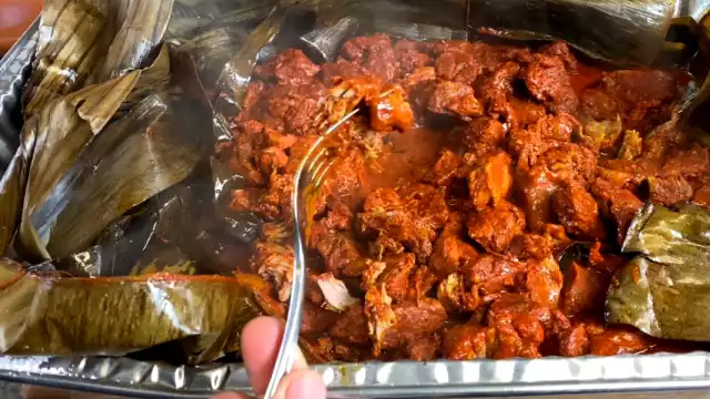 Cochinita preparada en horno de estufa. Foto: Youtube Sabor en la cocina