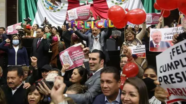 Diputados de Morena y aliados celebran cumpleaños de AMLO con pastel y mañanitas