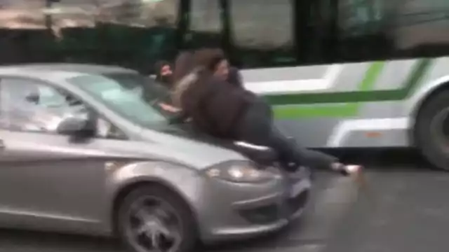 Varias mujeres se quedaron arriba del auto en movimiento. Foto: Especial