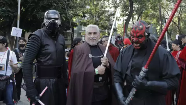 Desde Darth Maul hasta las tropas imperiales, un poco de los personajes que recorren Reforma. Fotos Twitter
