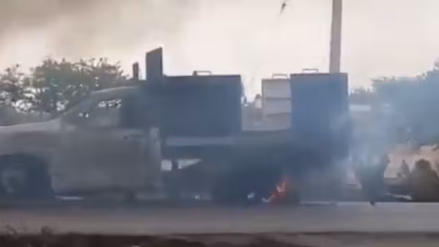 Al menos 10 vehículos fueron incendiados para bloquear la carretera
