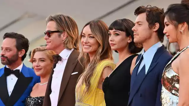 El elenco de su nueva película, donde Harry Styles, su novio, es protagonista.