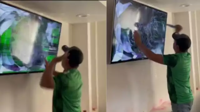 El aficionado perdió el control tras la eliminación de México. Foto: especial