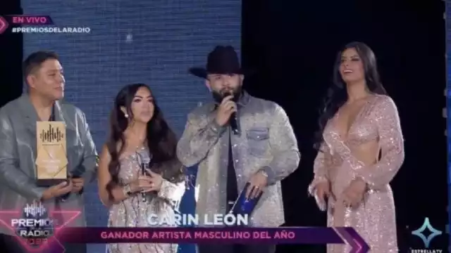 Carín León subió al escenario a cantar y a recibir varios premios. Foto Especial