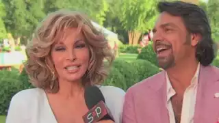 Raquel Welch y Eugenio Derbez en una entrevista