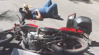 Motociclista termina lesionado tras un percance vial en Boulevard Bahía de Chetumal