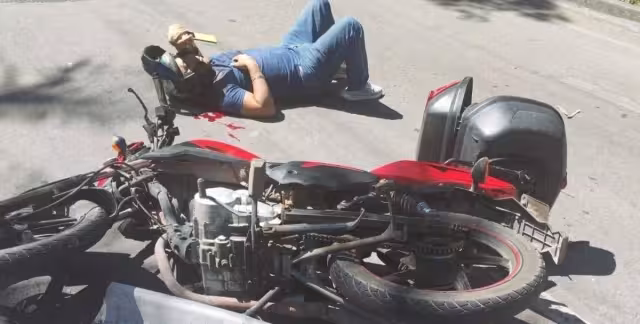 Motociclista termina lesionado tras un percance vial en Boulevard Bahía de Chetumal.