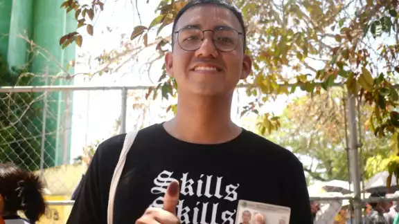 El joven invitó a las personas a participar sin miedo a las votaciones El joven invitó a las personas a participar sin miedo a las votaciones