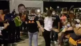 Eliseo Fernández, candidato de MC, toca de manera inapropiada a su compañera Biby Karen Rabelo de la Torre