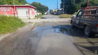 La rótula del vehículo se rompió cuando el neumático cayó en el bache